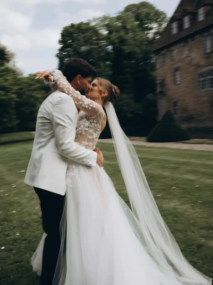 Hochzeitspaar im Schlosspark